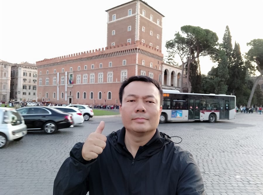 Tại châu Âu — Quảng trường Venezia, Rome (Ý)